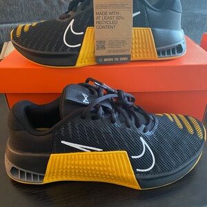 Nike Men's Black and Yellow Athletic Shoes